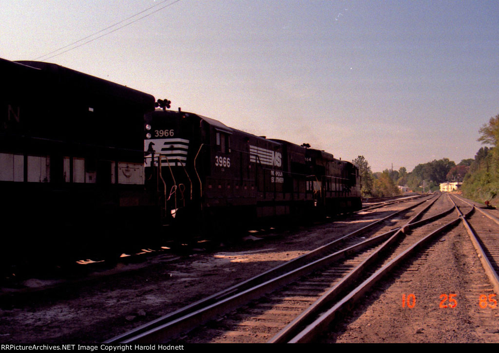 NS 3966 & SOU 4014 at the fuel racks